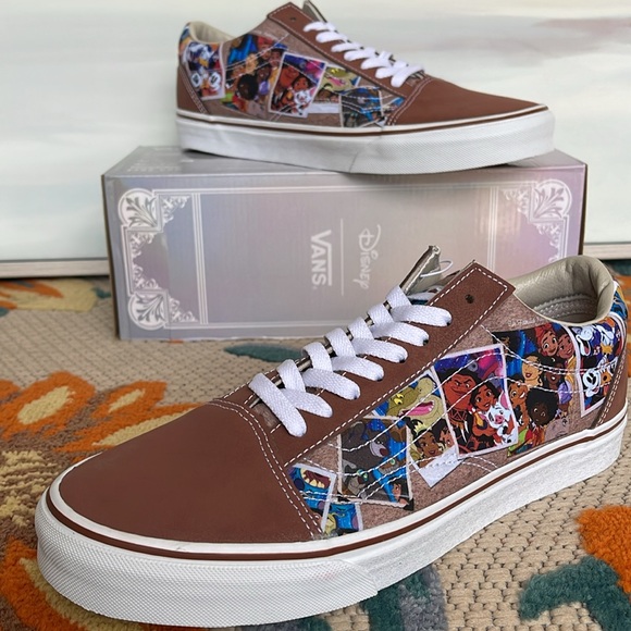 Vans Men’s Old Skool
Disney 100 Scrapbook Multi
VN0005UFBMB
Sneakers - Picture 15 of 16